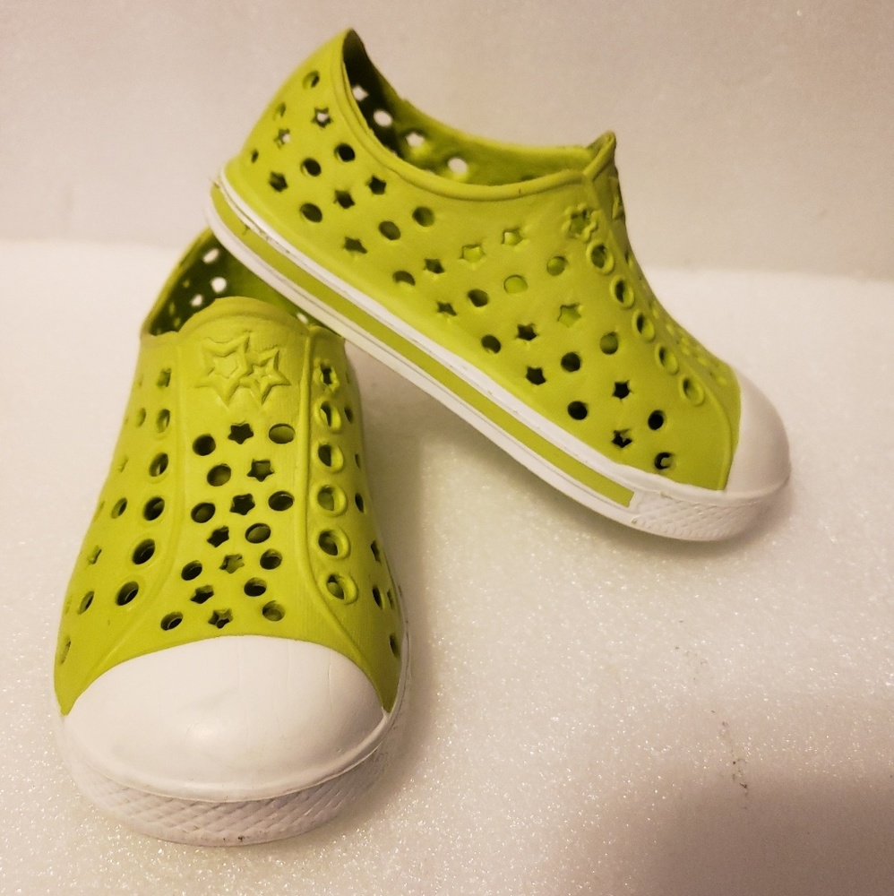 Little girls size 6 green and white  star shoes